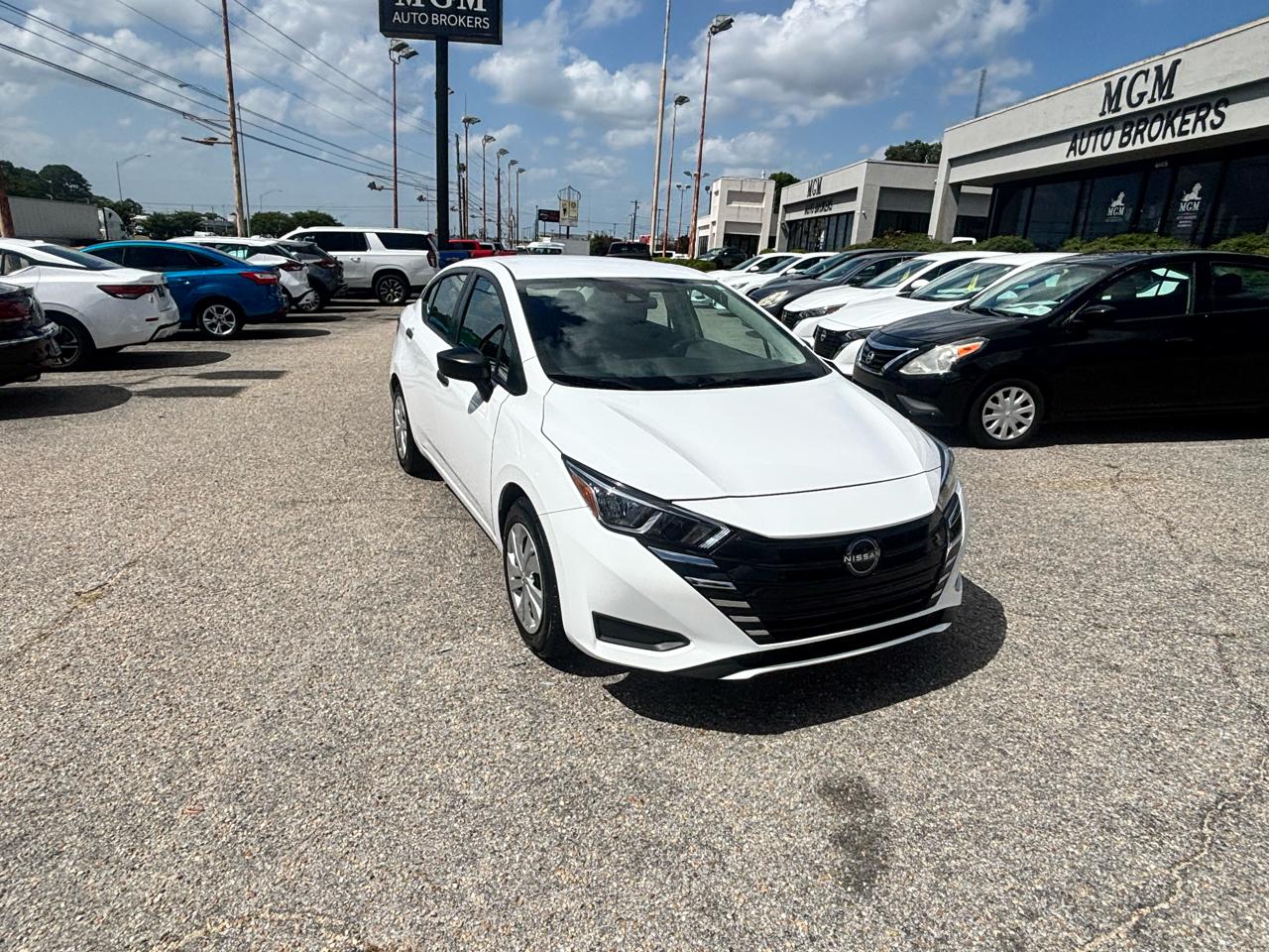 Nissan Versa  2023