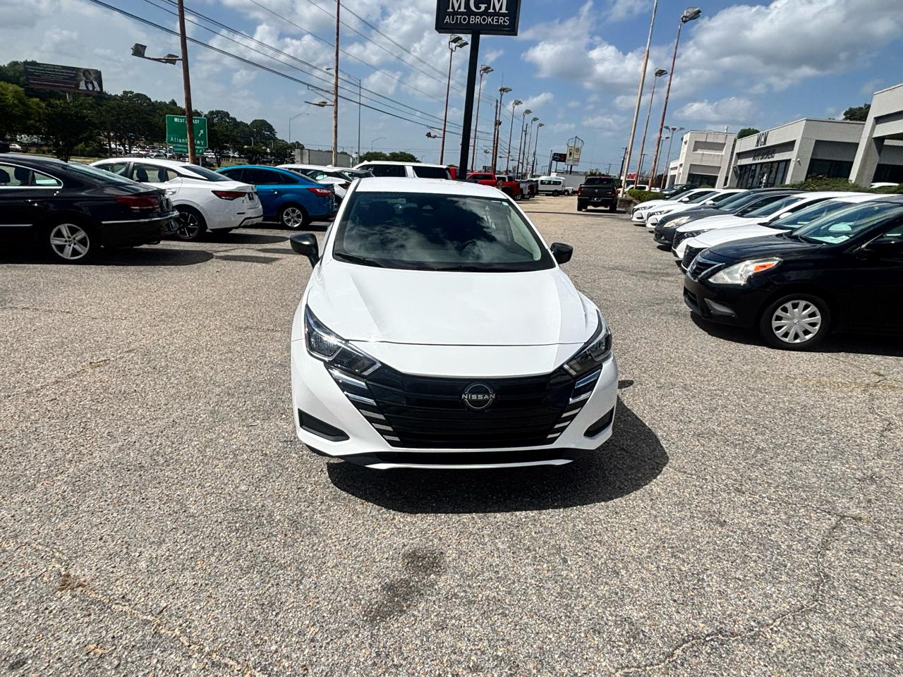 Nissan Versa  2023