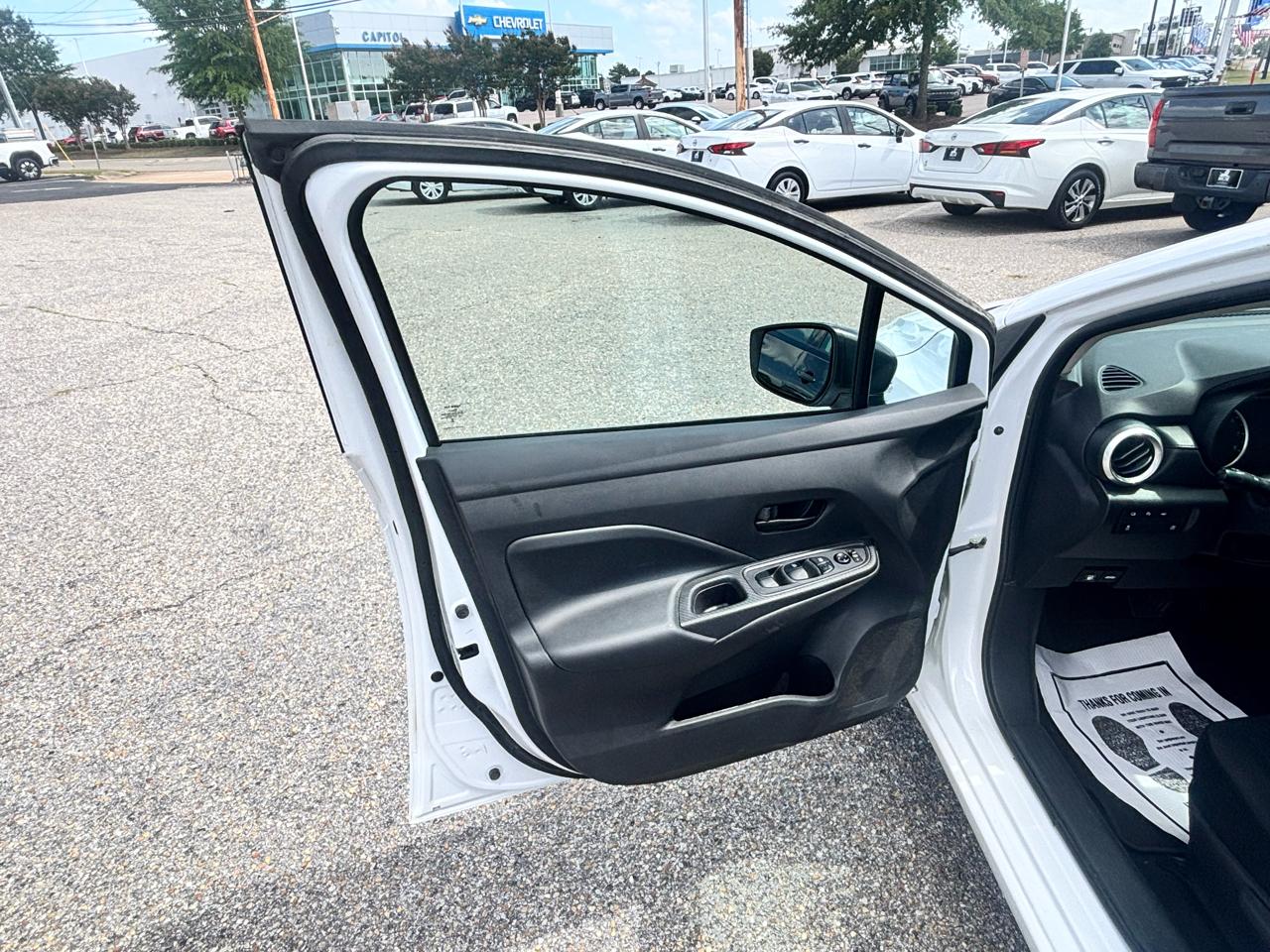 Nissan Versa  2023
