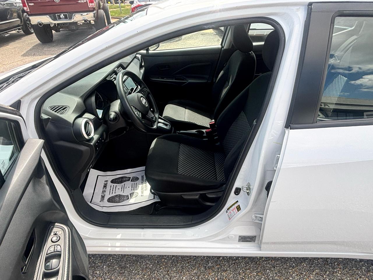 Nissan Versa  2023