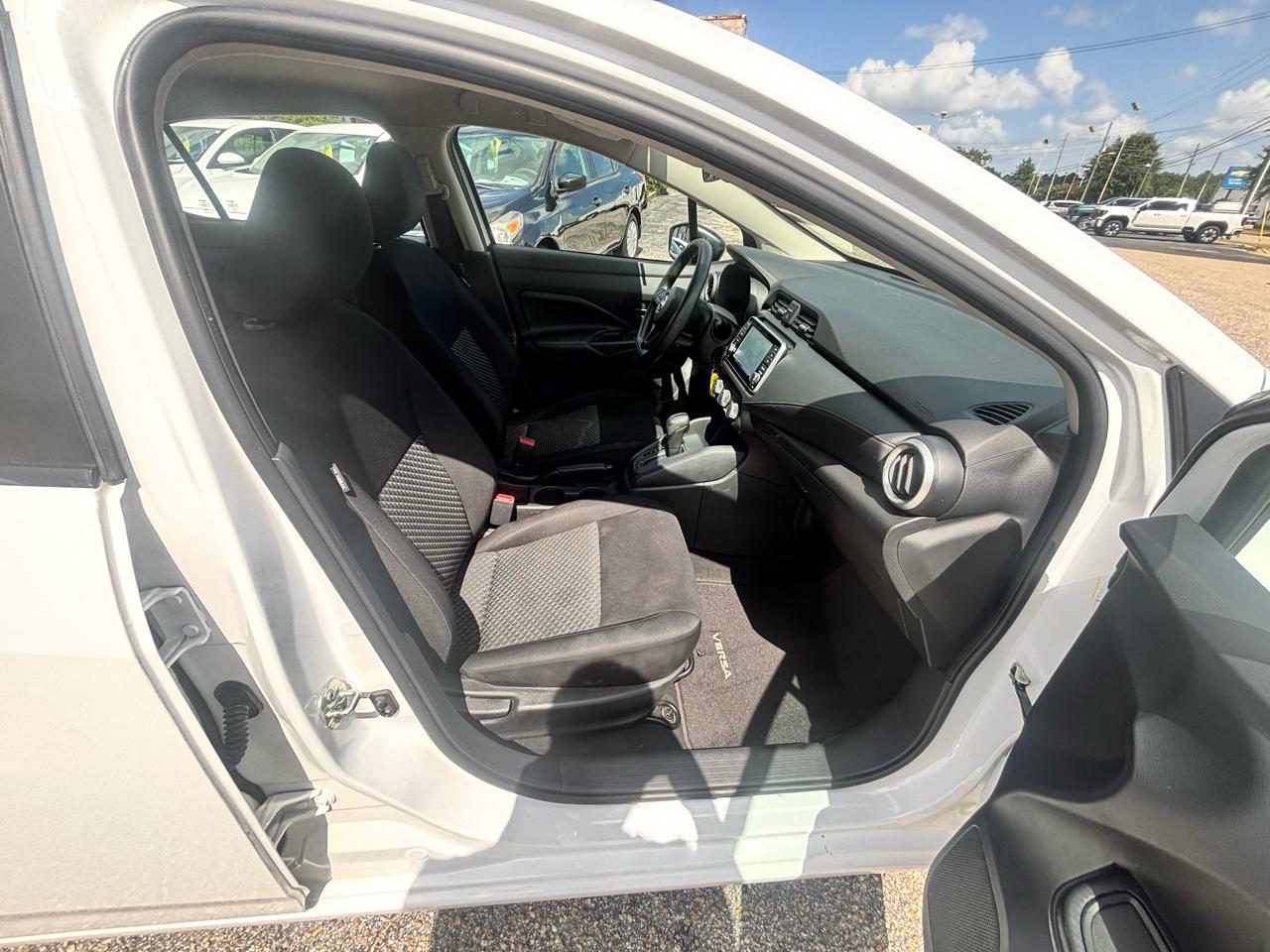 Nissan Versa  2023