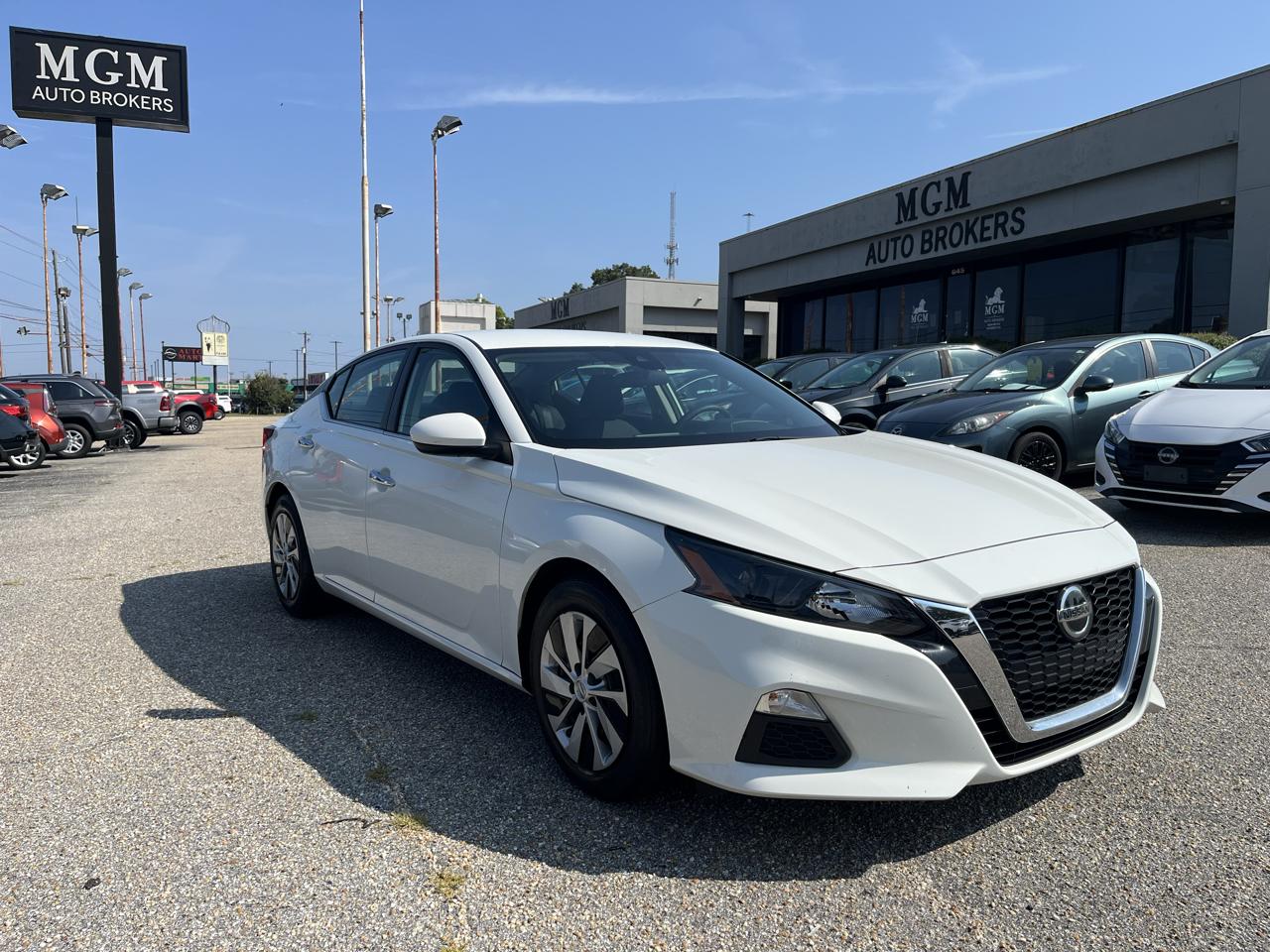 Nissan Altima photo 2