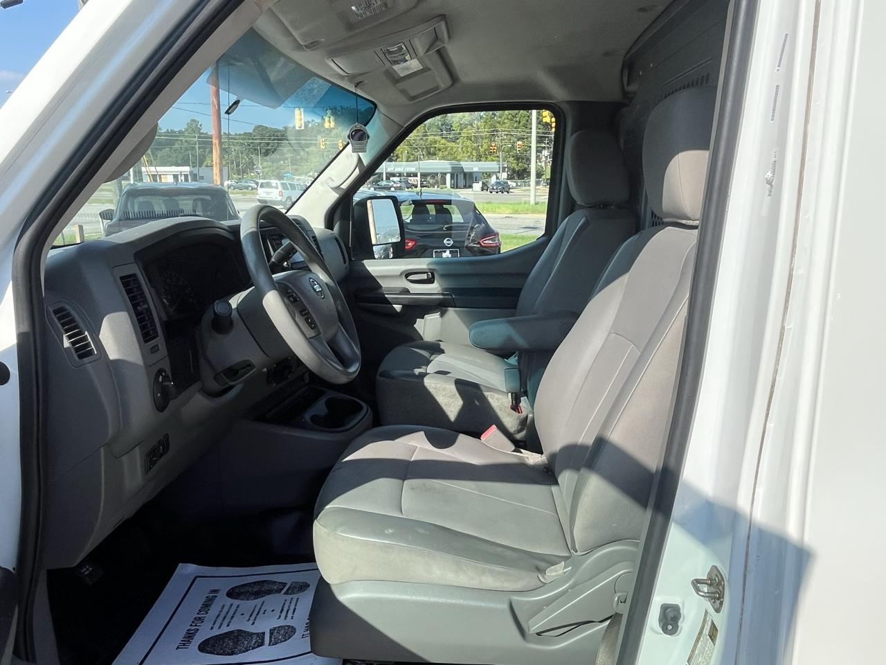 Nissan NV photo 32