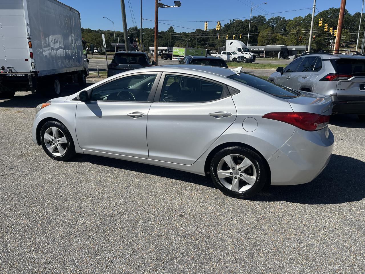 Hyundai Elantra photo 11