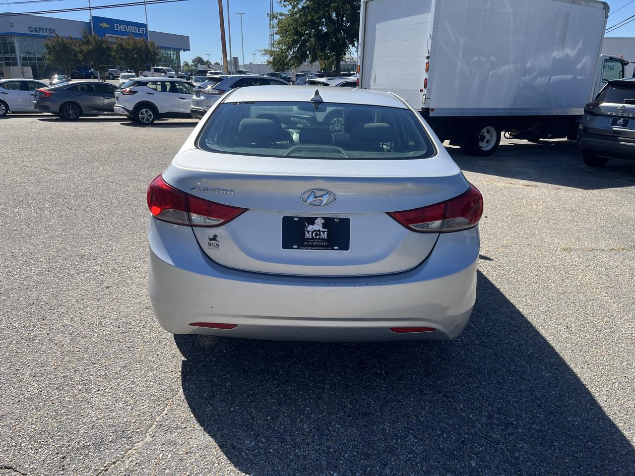 Hyundai Elantra photo 15