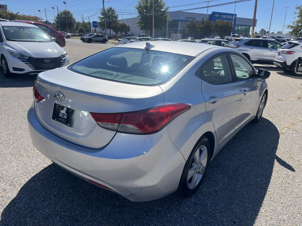 Hyundai Elantra photo 18