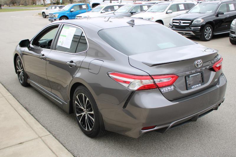 Toyota Camry SE 2020