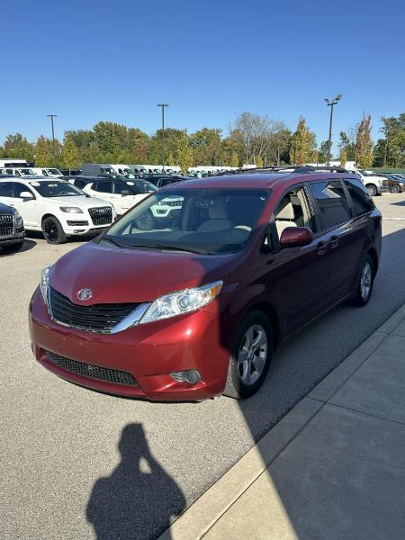 Toyota Sienna LE 8-Pass V6 2011