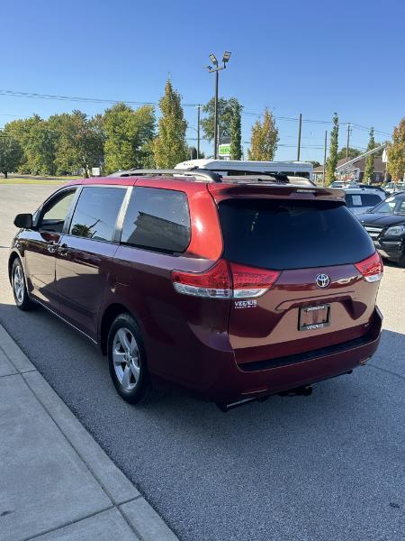 Toyota Sienna LE 8-Pass V6 2011