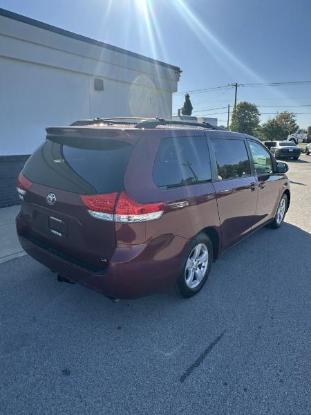 Toyota Sienna LE 8-Pass V6 2011