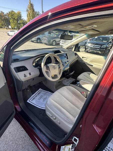 Toyota Sienna LE 8-Pass V6 2011
