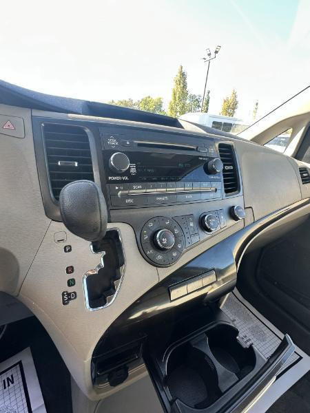 Toyota Sienna LE 8-Pass V6 2011