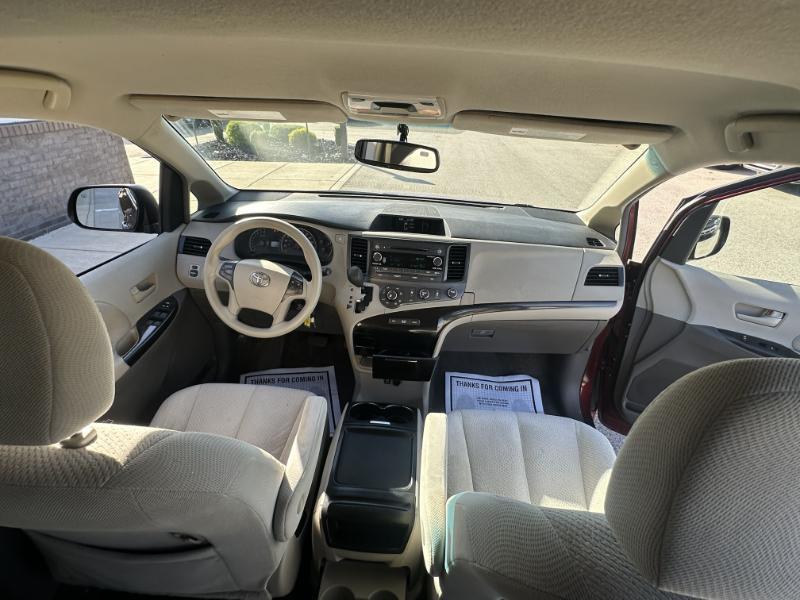 Toyota Sienna LE 8-Pass V6 2011