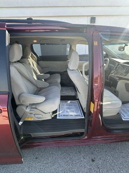 Toyota Sienna LE 8-Pass V6 2011