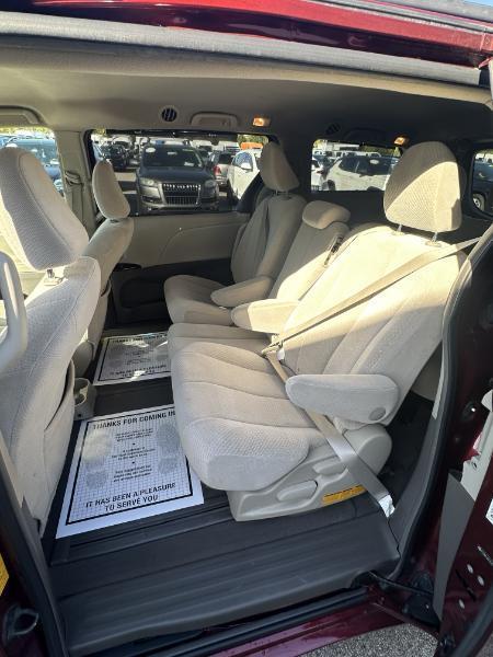 Toyota Sienna LE 8-Pass V6 2011