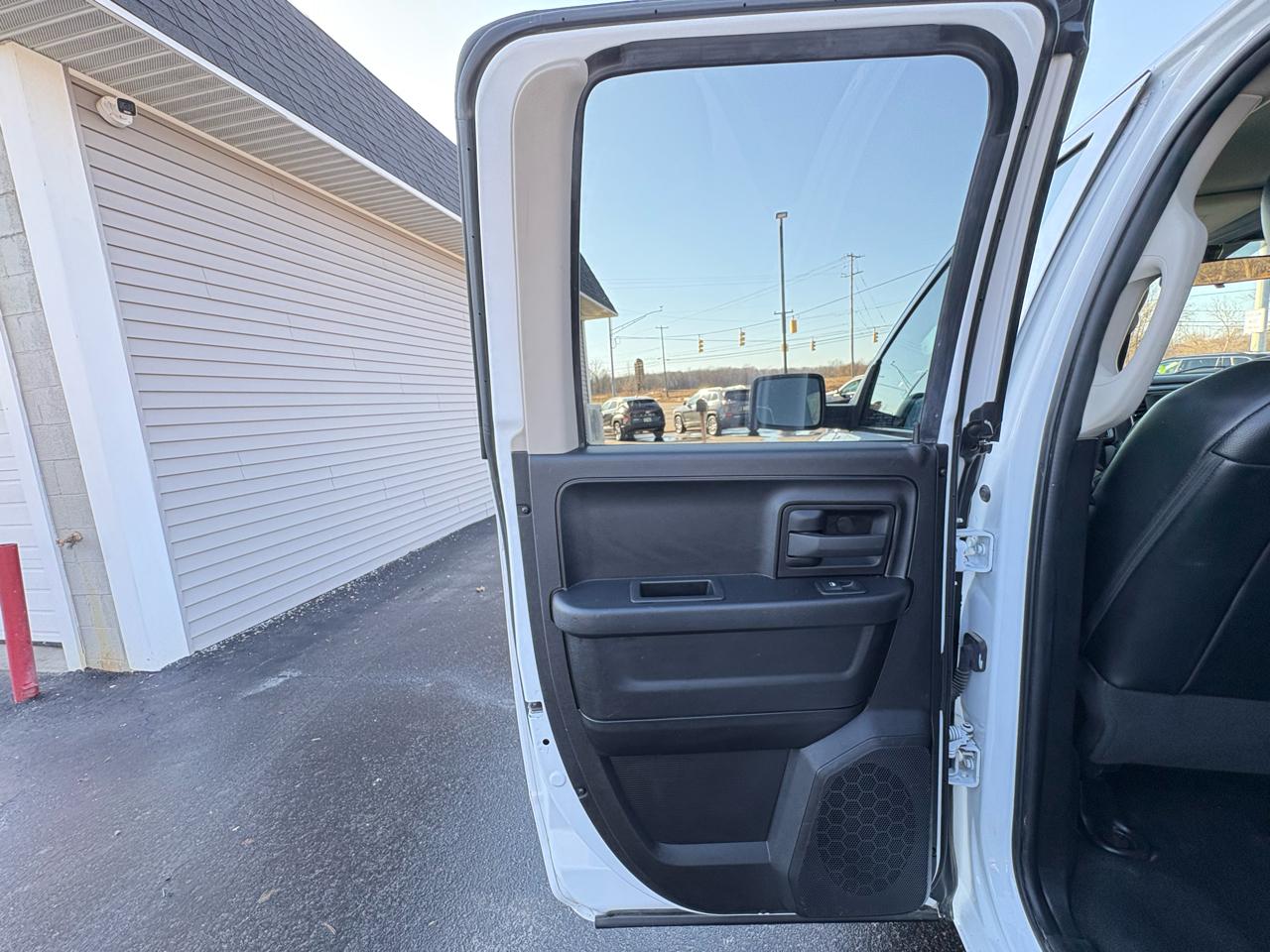 RAM 1500 Classic Tradesman 4x2 Quad Cab 6'4" Box 2021