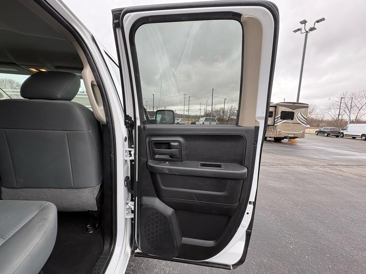 RAM 1500 Classic Express 4x4 Quad Cab 6'4" Box 2019