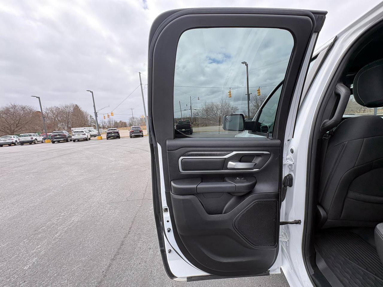 RAM 1500 Big Horn 4x4 Quad Cab 6'4" Box 2021