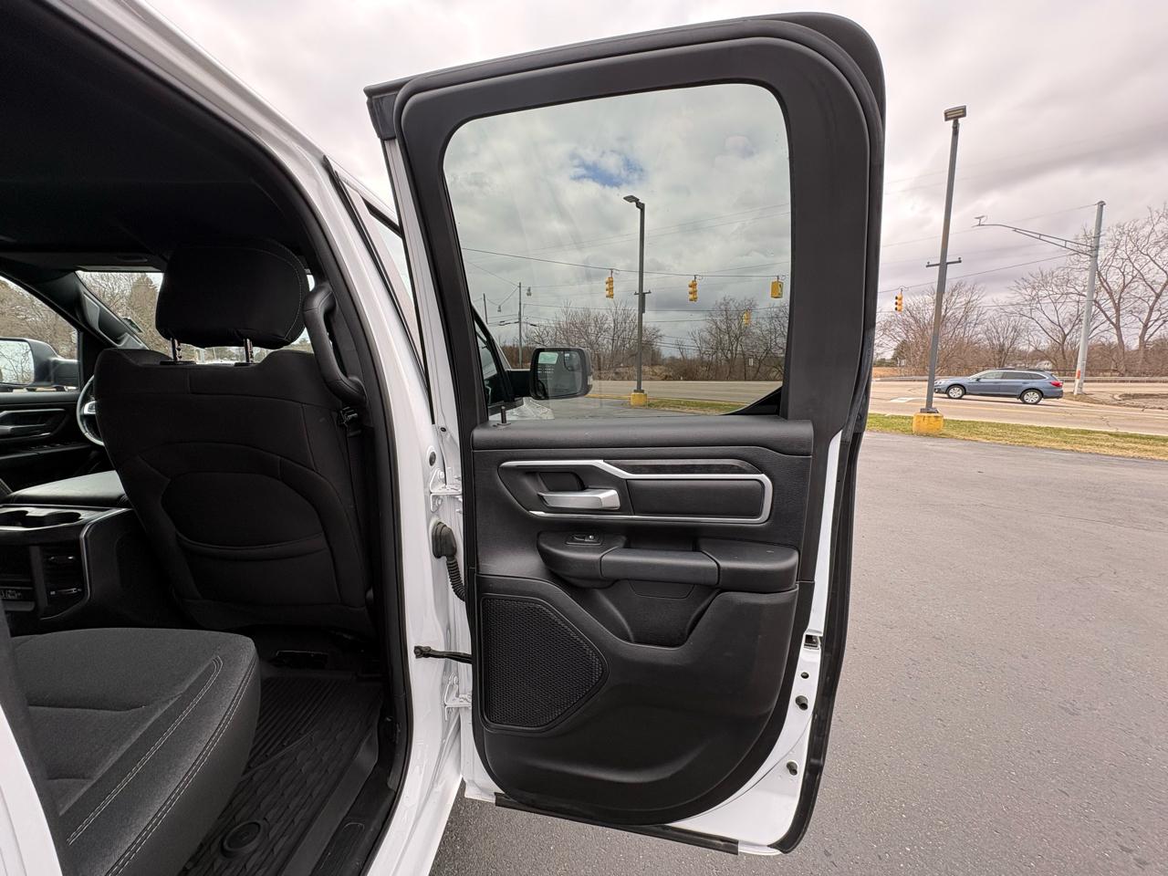 RAM 1500 Big Horn 4x4 Quad Cab 6'4" Box 2021