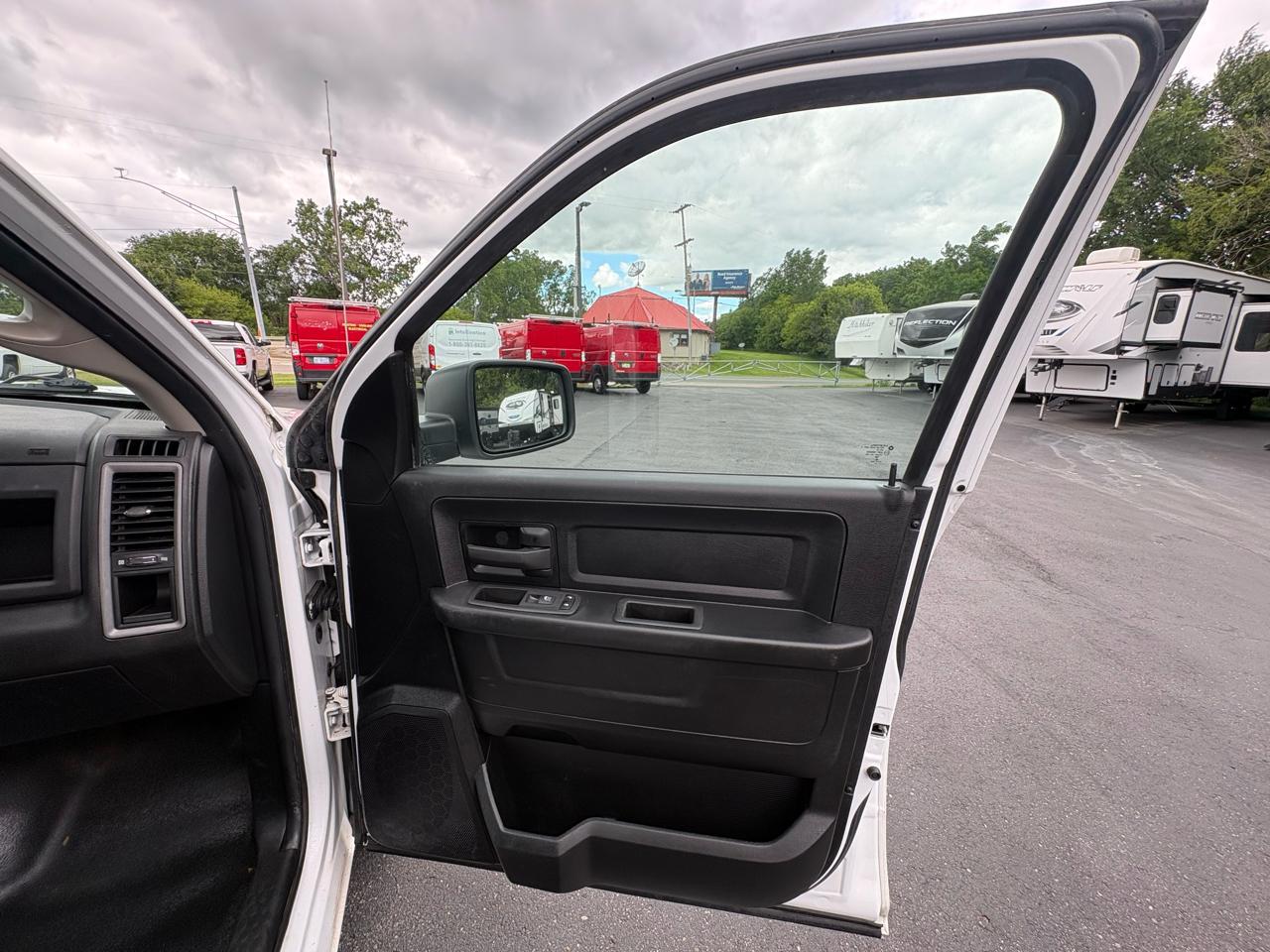 RAM 1500 Classic Tradesman 4x2 Quad Cab 6'4" Box 2021