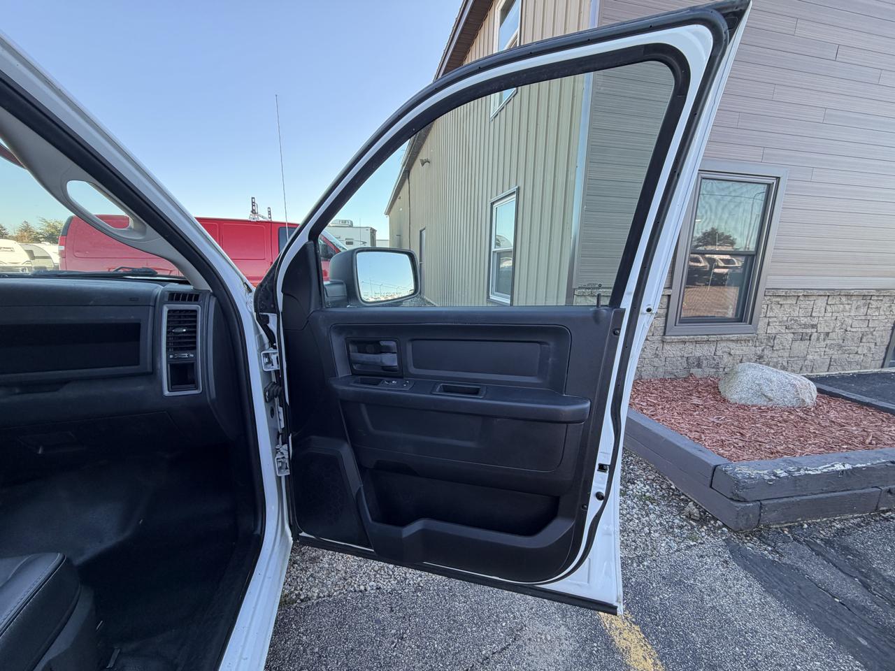 RAM 1500 Classic Tradesman 4x2 Quad Cab 6'4" Box 2021