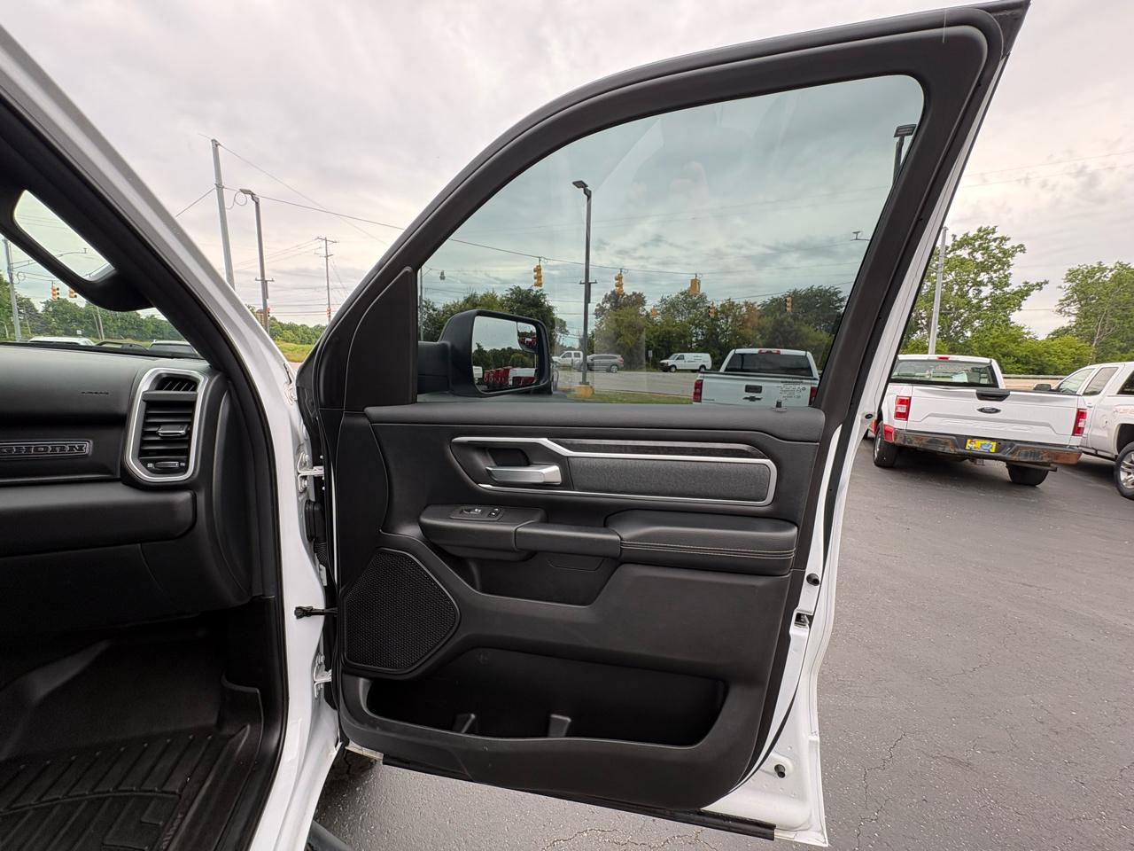 RAM 1500 Big Horn 4x4 Crew Cab 5'7" Box 2023