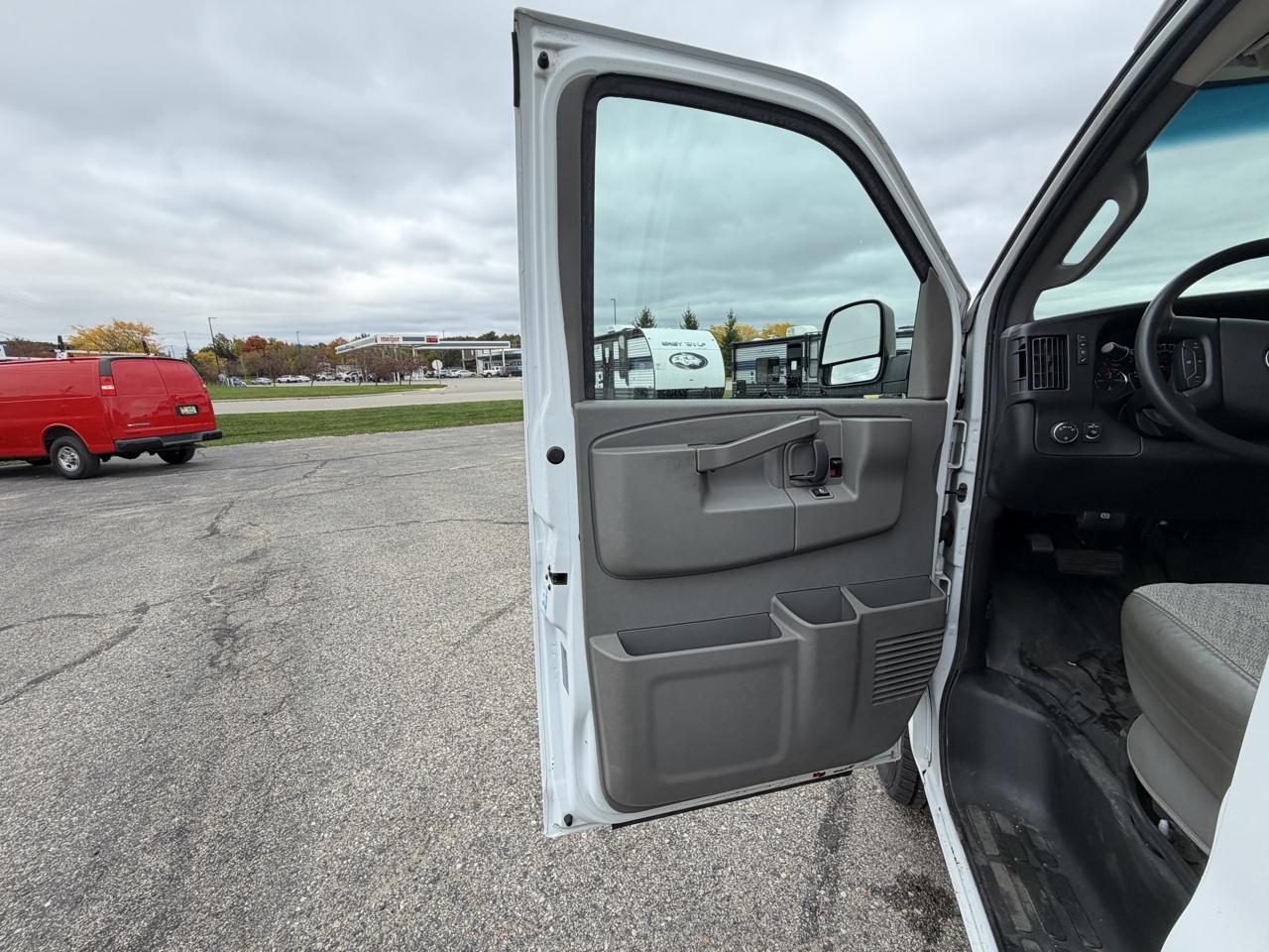 GMC Savana Commercial Cutaway 3500 Van 139" 2021
