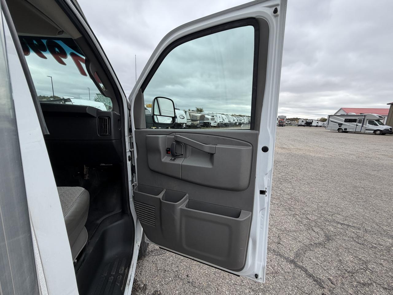 GMC Savana Commercial Cutaway 3500 Van 139" 2021