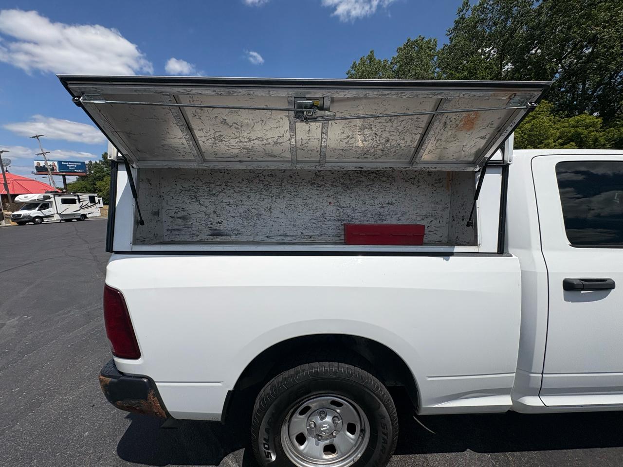 RAM 1500 Tradesman 4x2 Quad Cab 6'4" Box 2018