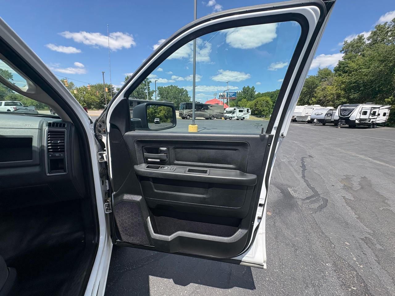 RAM 1500 Tradesman 4x2 Quad Cab 6'4" Box 2018