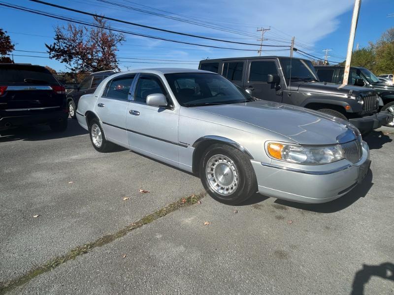 Silver 1999 Lincoln Town Car Sedan Rear-Wheel Drive 