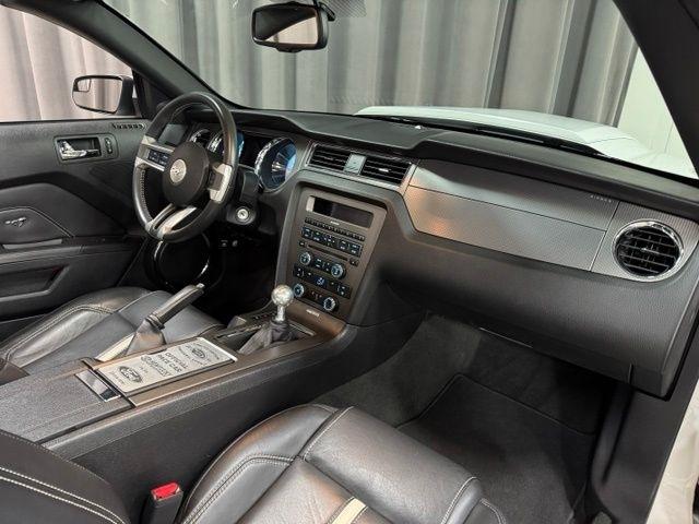 Ford Mustang GT convertible 2012