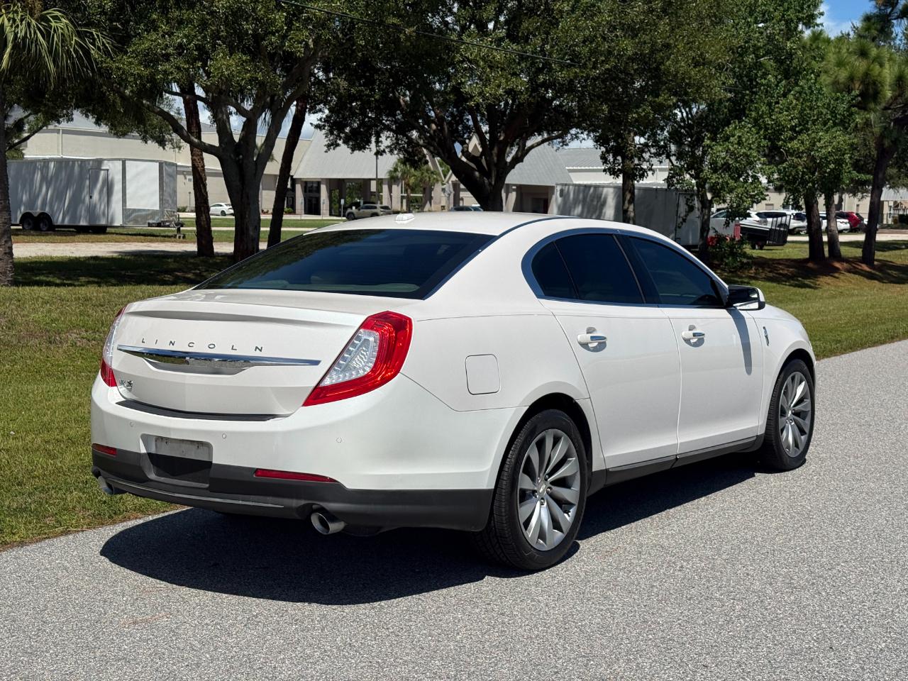 Lincoln MKS  2015