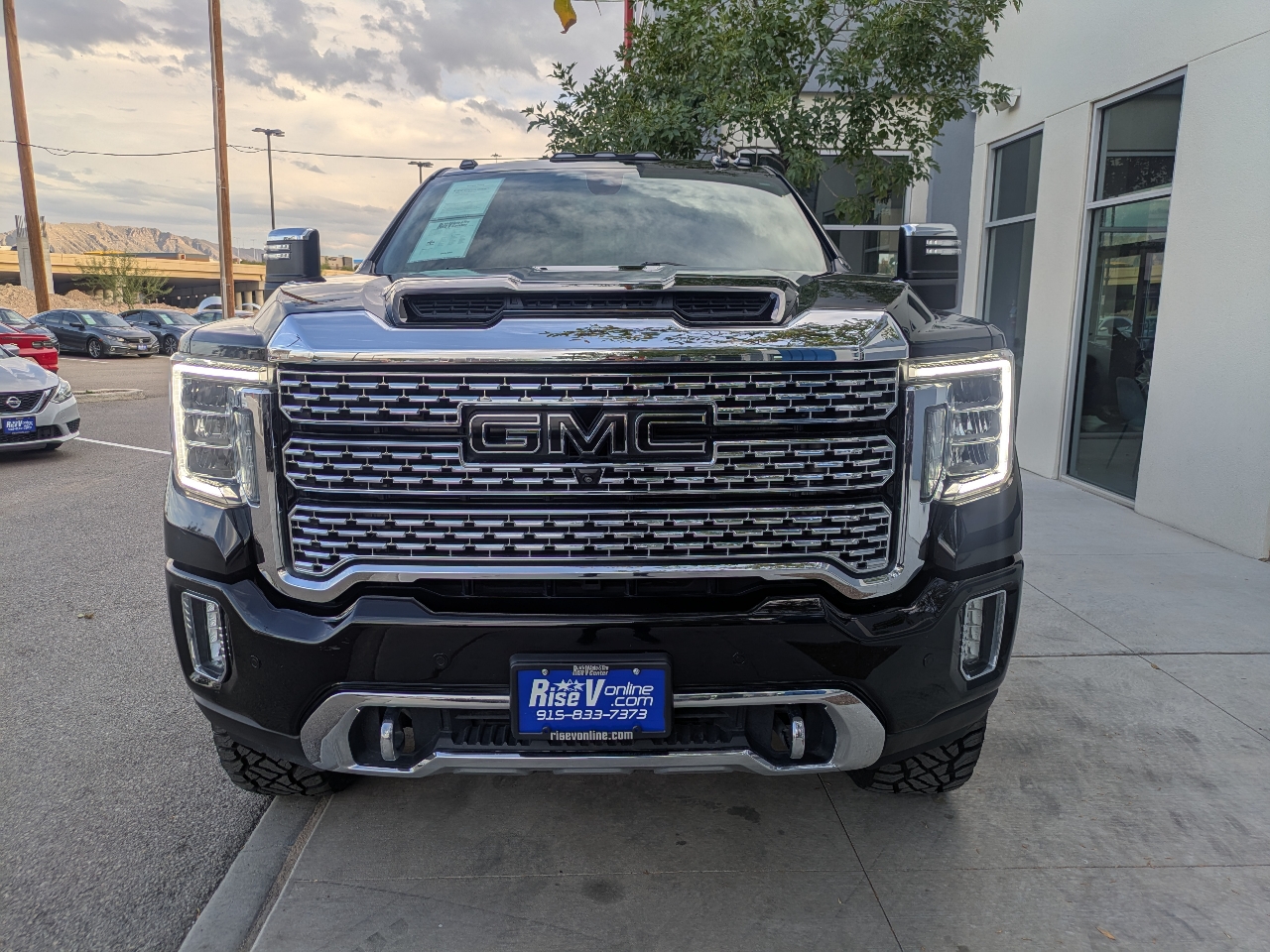 GMC Sierra 2500HD Denali Crew Cab 4WD SB 2022 GMC Sierra 2500HD Denali Crew Cab 4WD SB 2022