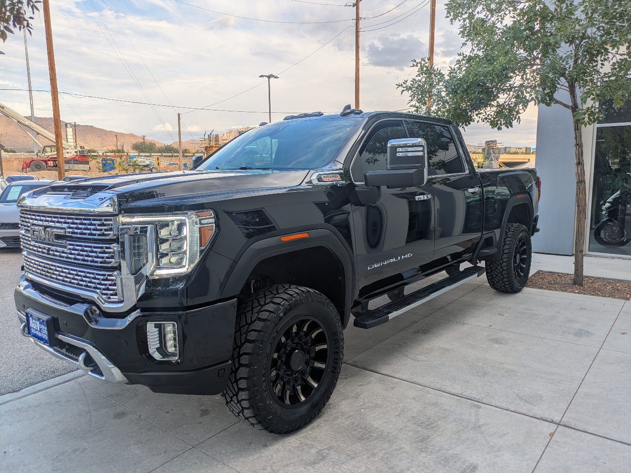 GMC Sierra 2500HD Denali Crew Cab 4WD SB 2022 GMC Sierra 2500HD Denali Crew Cab 4WD SB 2022