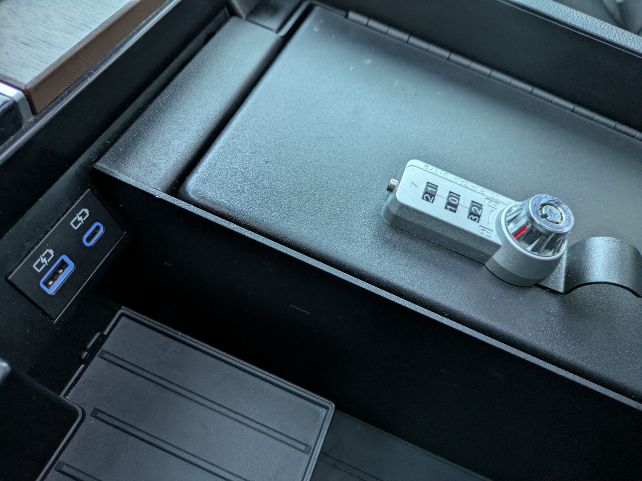 Toyota Tundra Capstone CrewMax 4WD Hybrid 2023