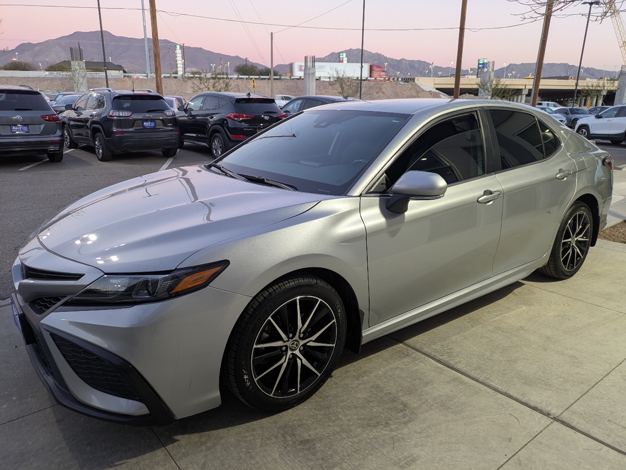 Toyota Camry SE 2023