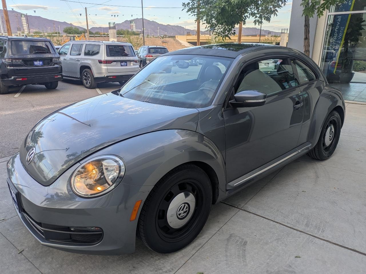 Volkswagen Beetle 2.5L w/Sunroof Sound & Nav 2014