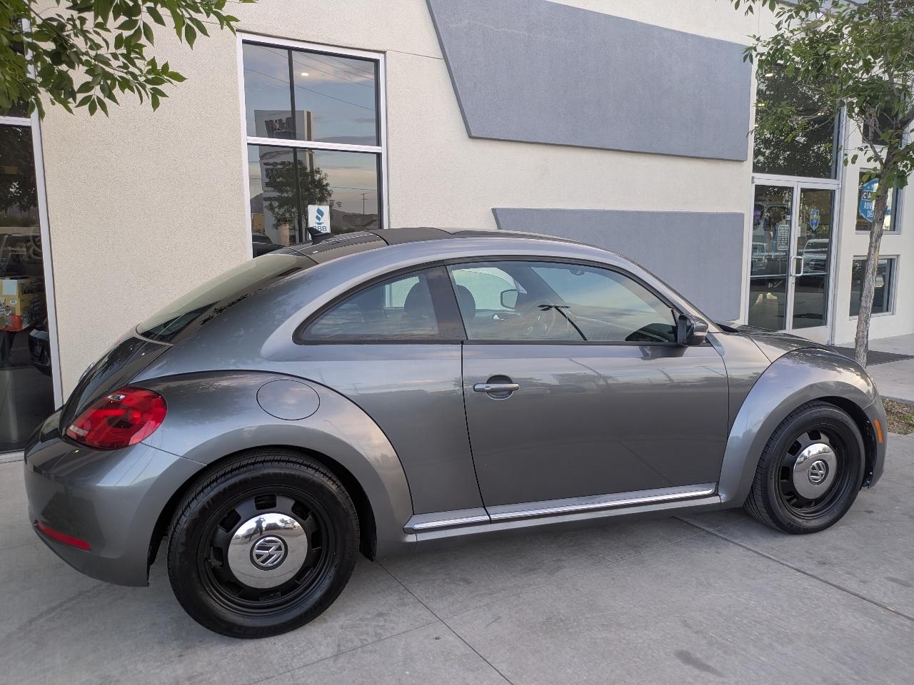 Volkswagen Beetle 2.5L w/Sunroof Sound & Nav 2014