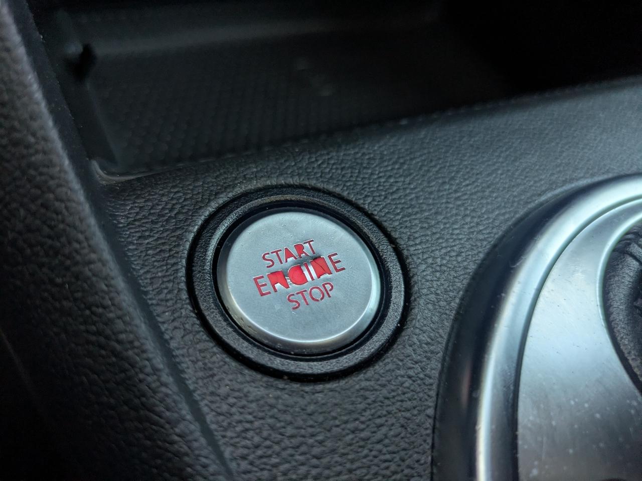 Volkswagen Beetle 2.5L w/Sunroof Sound & Nav 2014