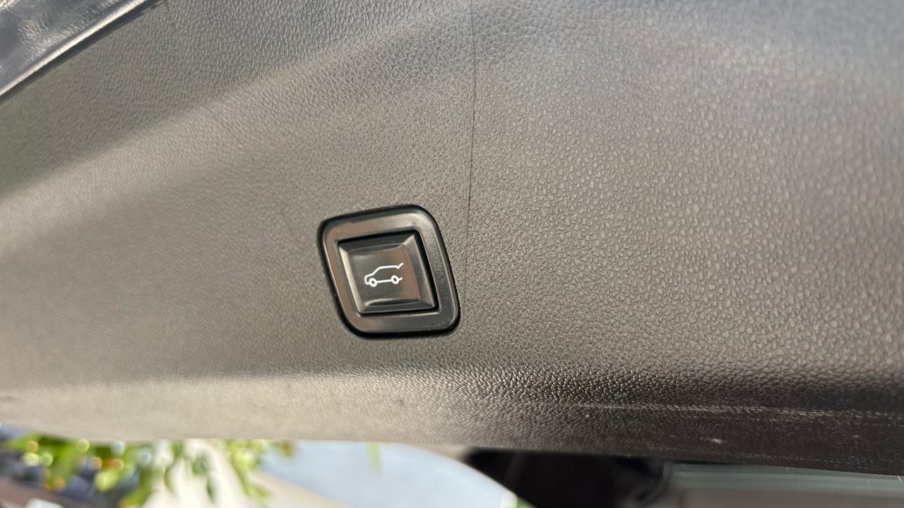 GMC Yukon Denali 4WD 2023