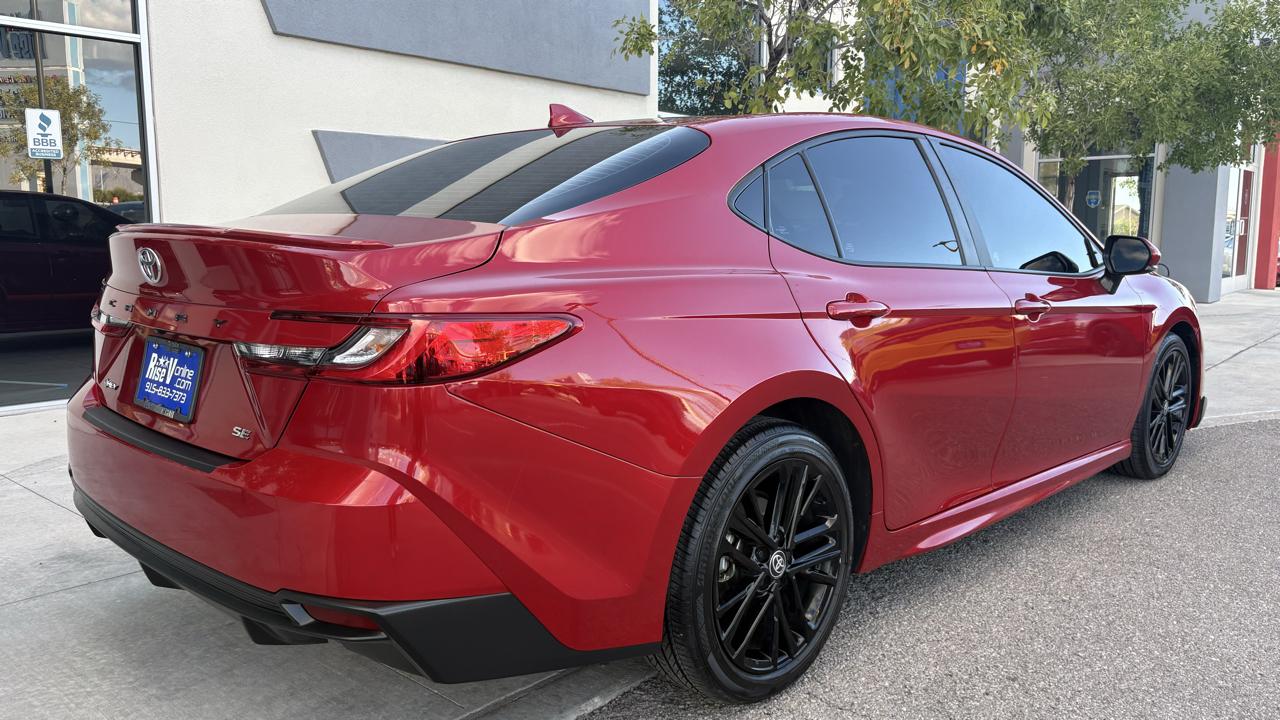 Toyota Camry Hybrid XLE 2025