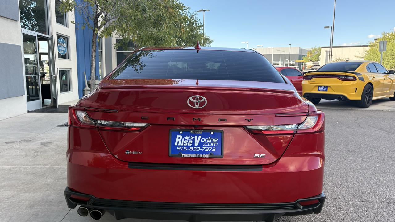 Toyota Camry Hybrid XLE 2025