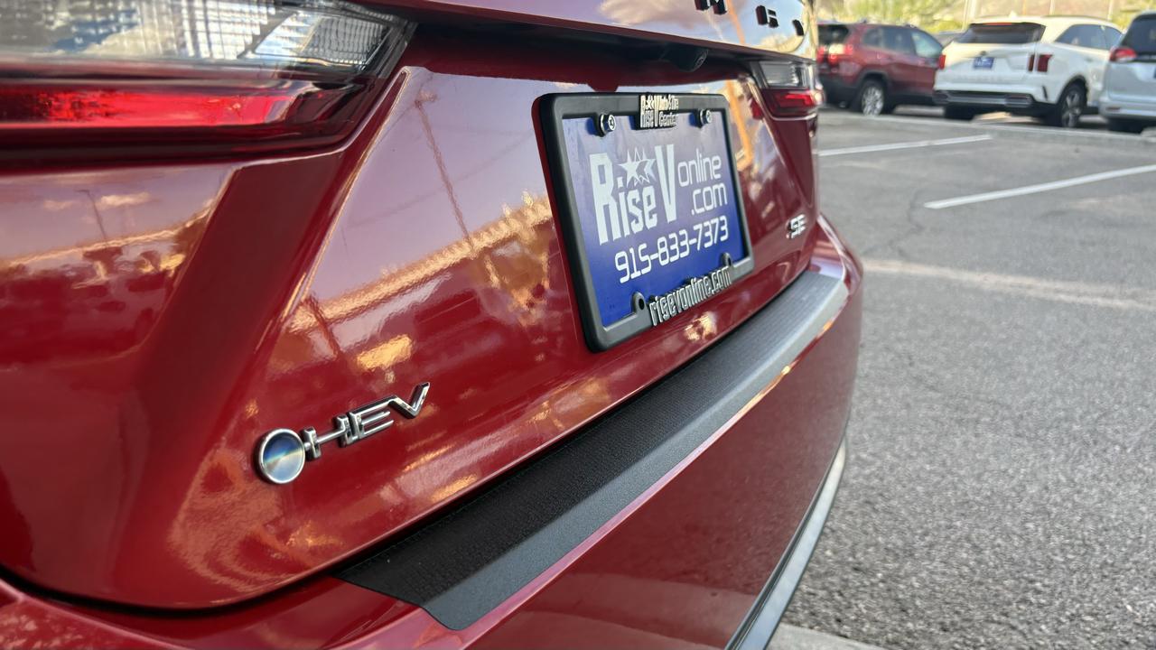 Toyota Camry Hybrid XLE 2025