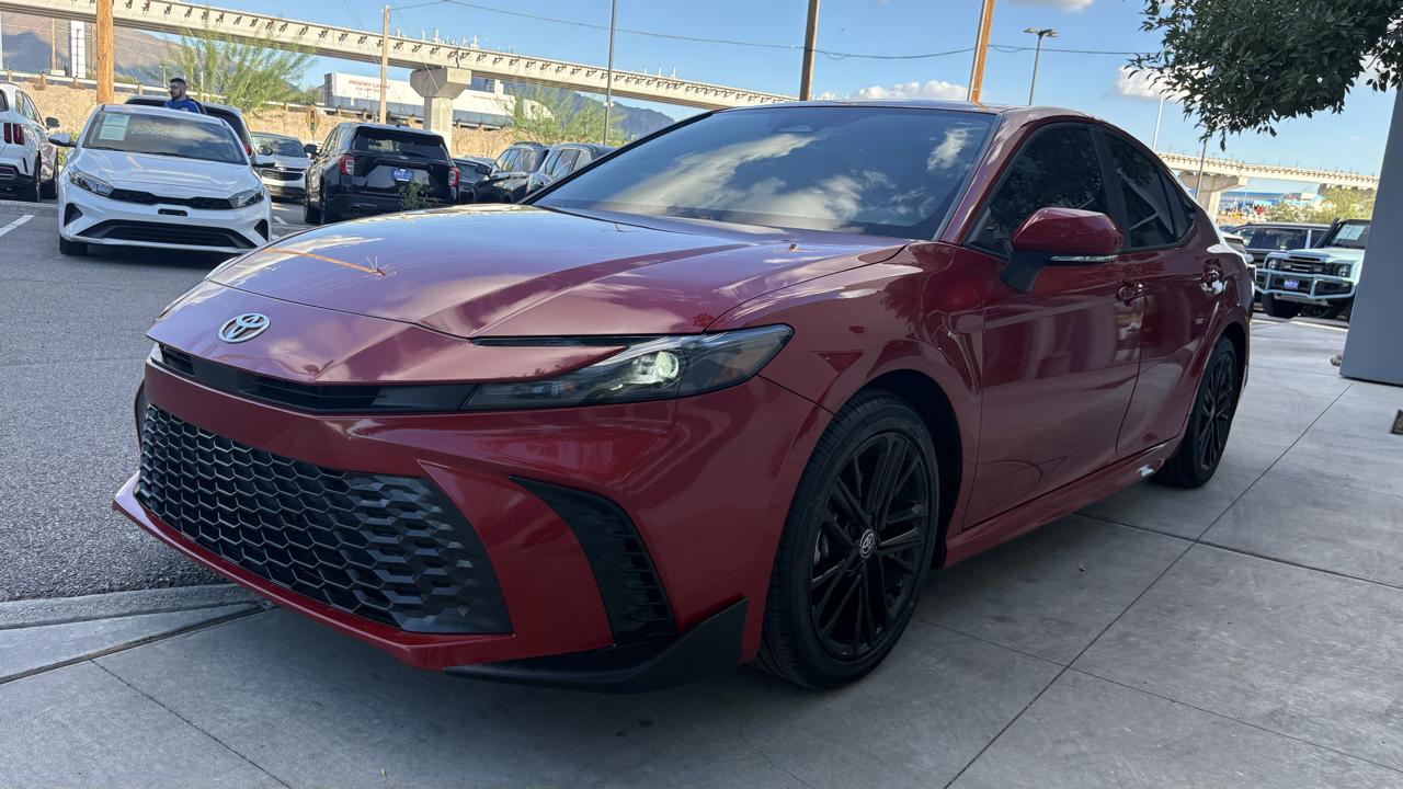 Toyota Camry Hybrid XLE 2025