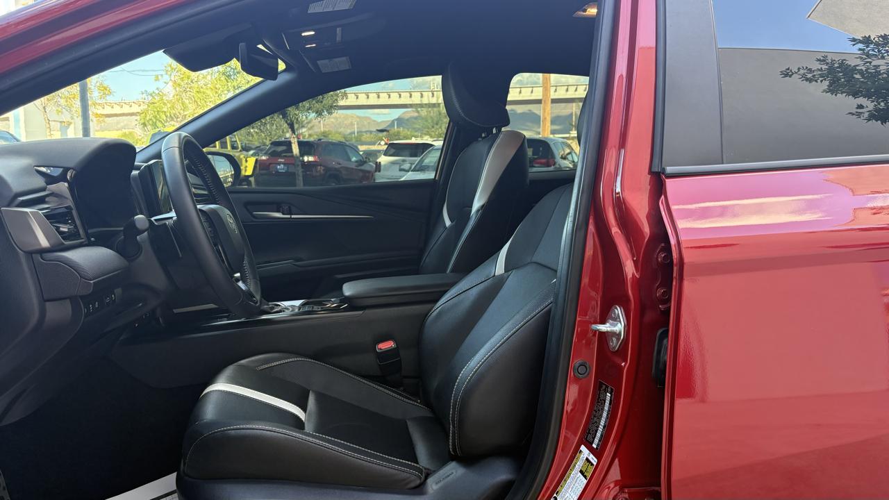 Toyota Camry Hybrid XLE 2025