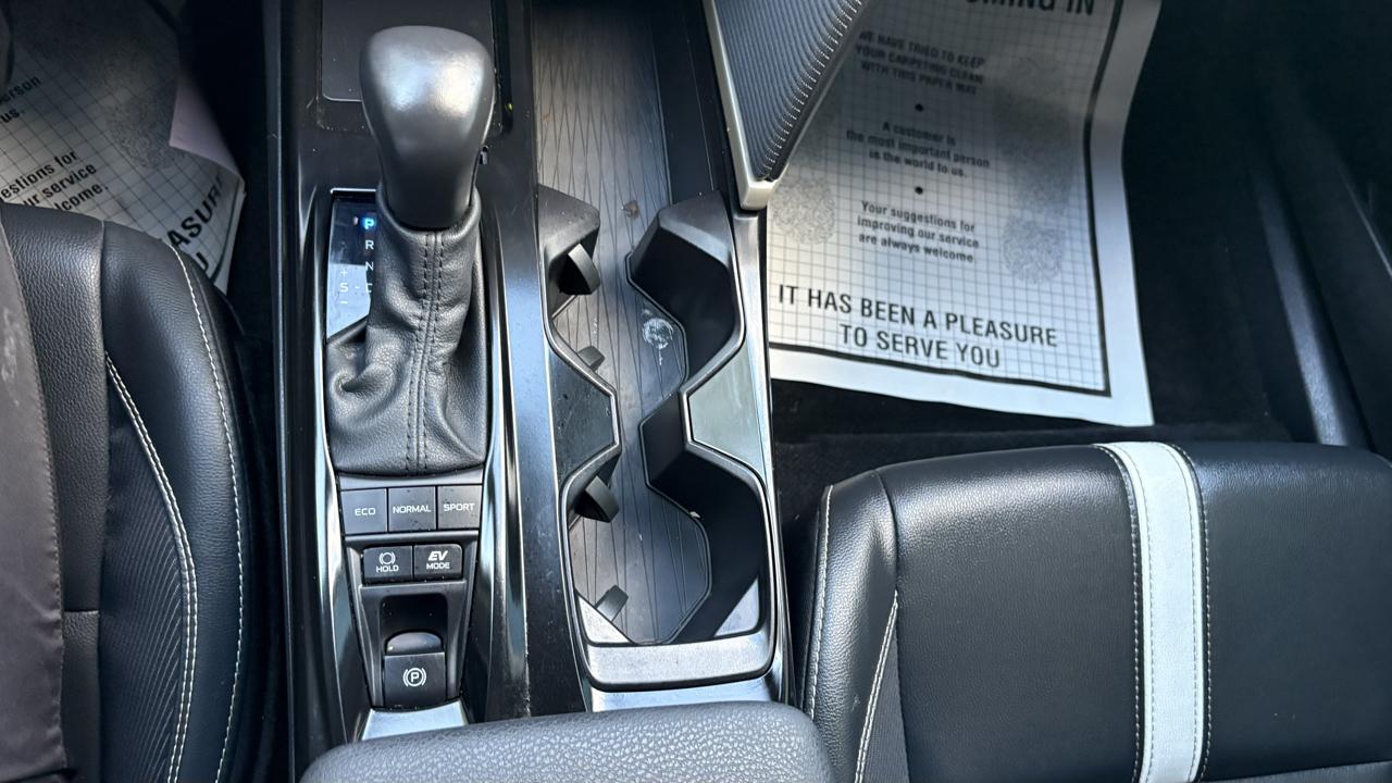 Toyota Camry Hybrid XLE 2025