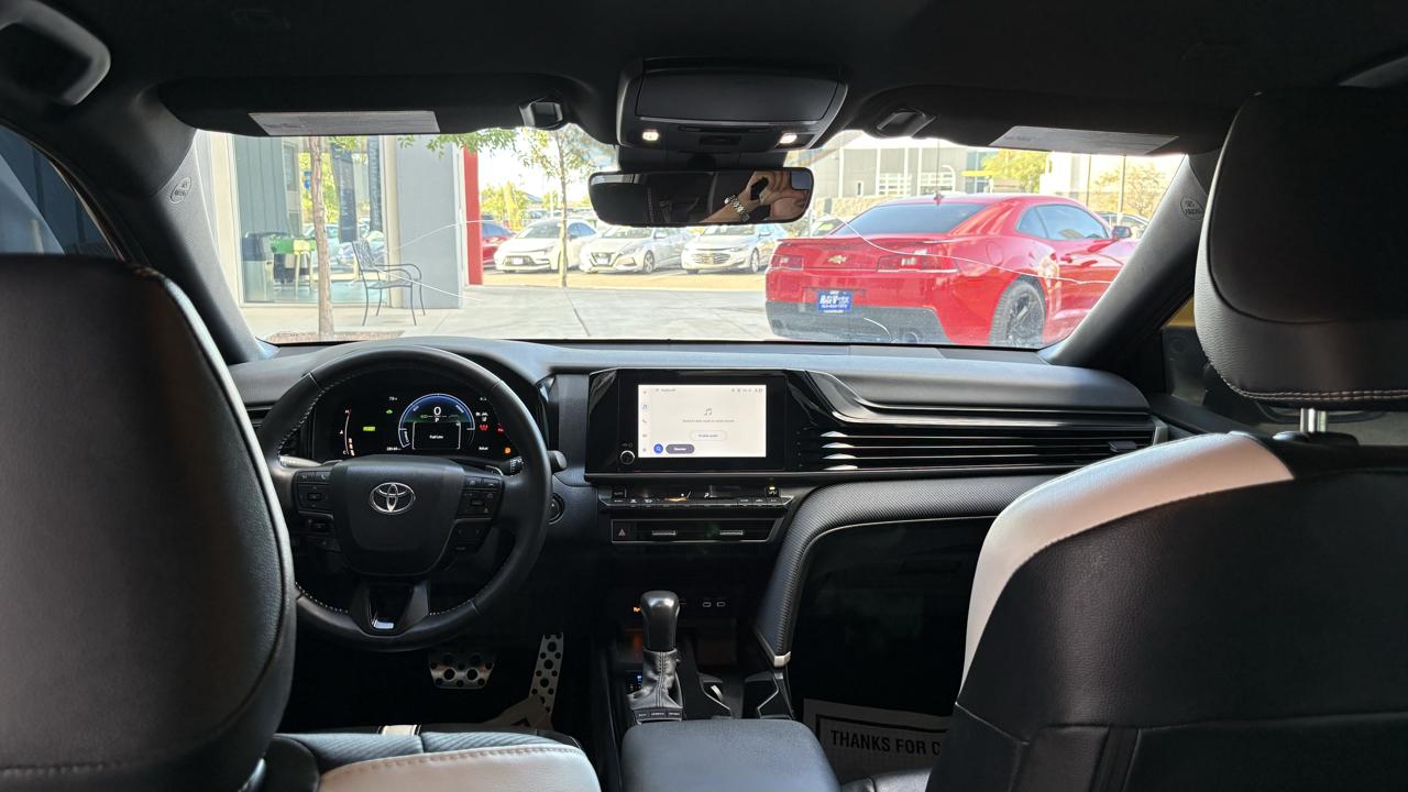 Toyota Camry Hybrid XLE 2025
