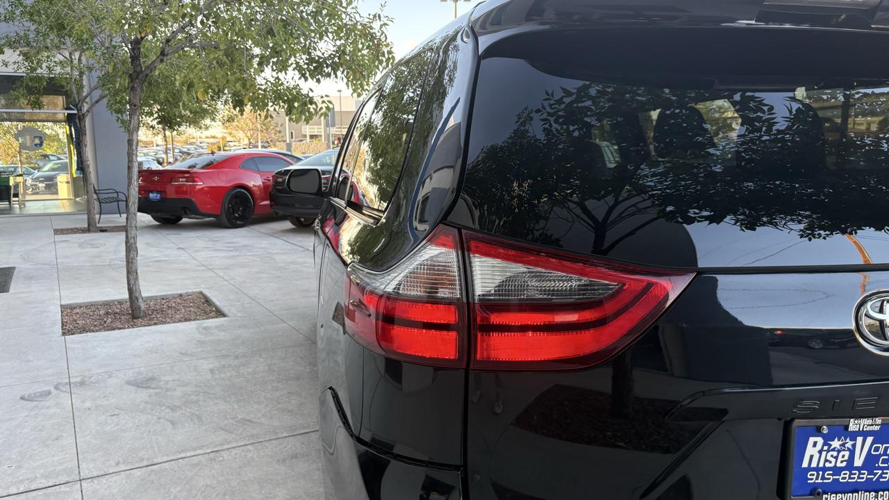 Toyota Sienna XLE 7-Passenger AWD 2020
