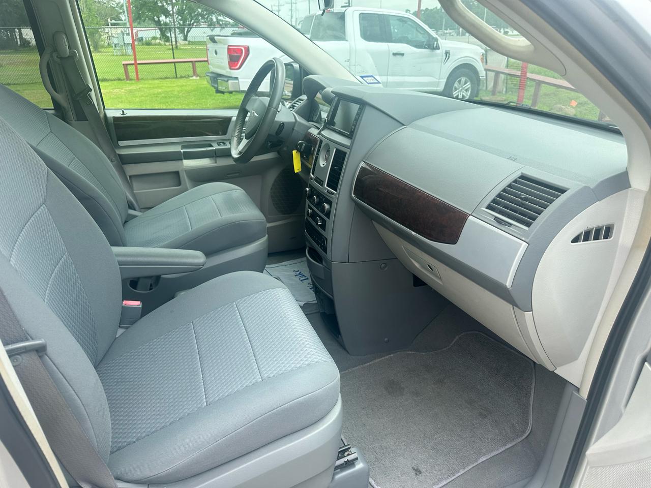 Chrysler Town & Country 4dr Wgn Touring 2010